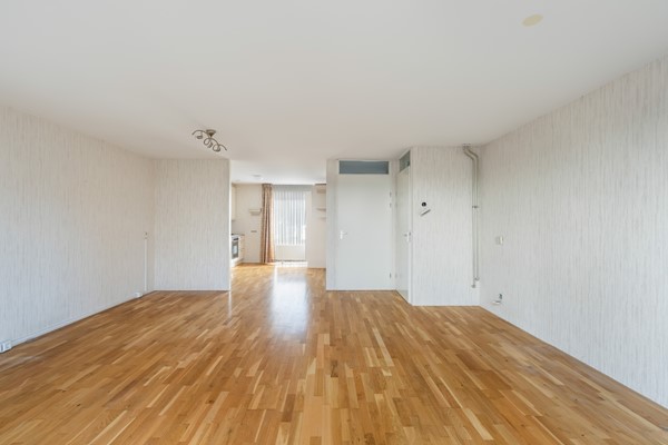 Foto - Te koop: Ruime dubbele benedenwoning met parkeerplaats!